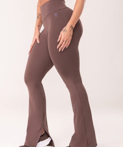 Calça flare feminina marrom com fenda oasis