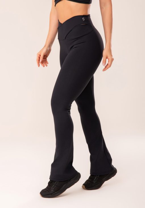 Calça flare preto cós transpassado harmony